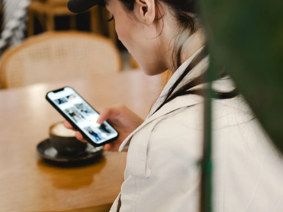 Café team member checking the current daypart on a phone